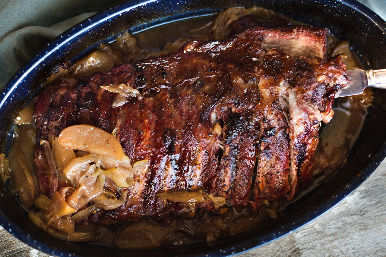 Smoked Spareribs with Apples Onions